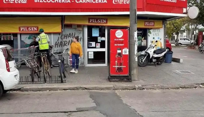 Supermercado Bachino -  Estacionamiento - La Floresta